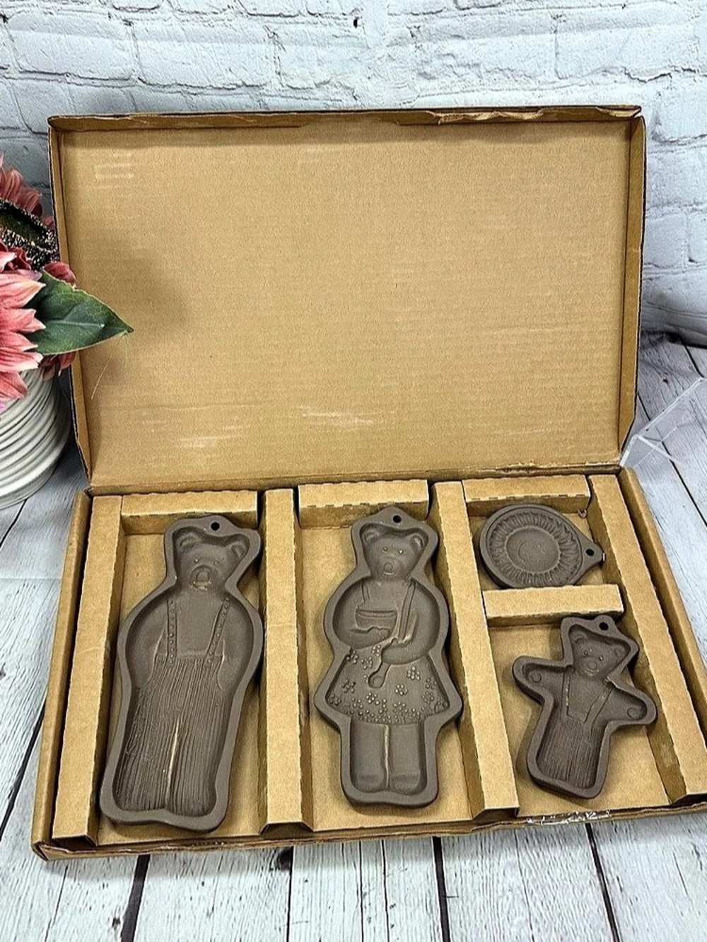 New Country Bearstone Mold Set in Brown